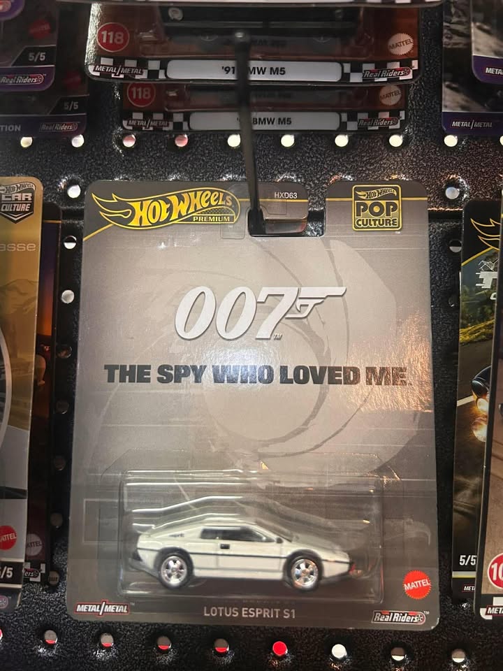 Hotwheels Premium Pop Culture - 007 The Spy Who love Me / Lotus Esprit S1