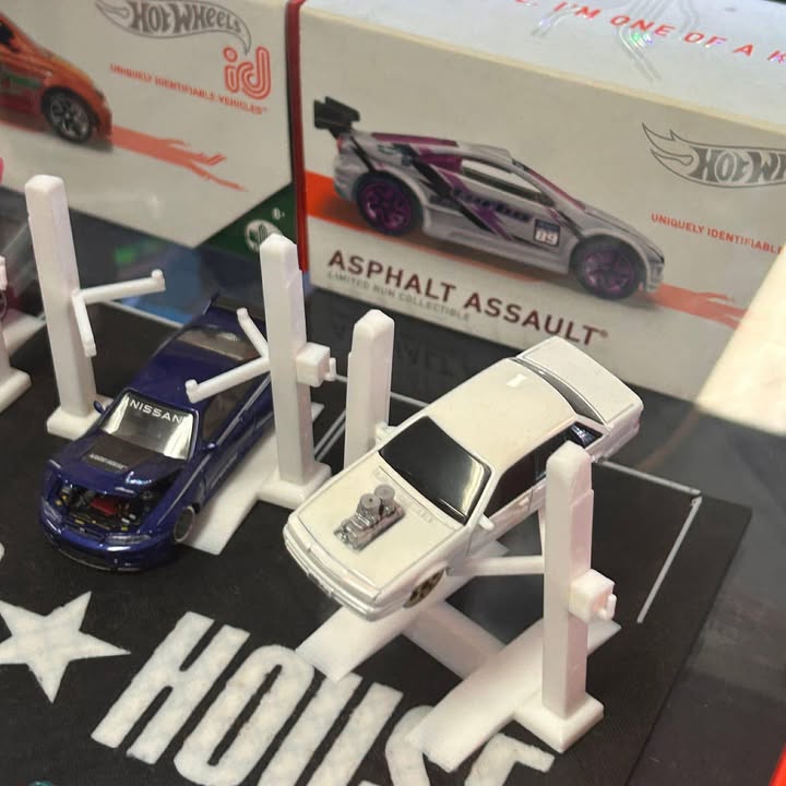 Custom Made 3D printed Car Hoists for - 1:64 scale diecasts.