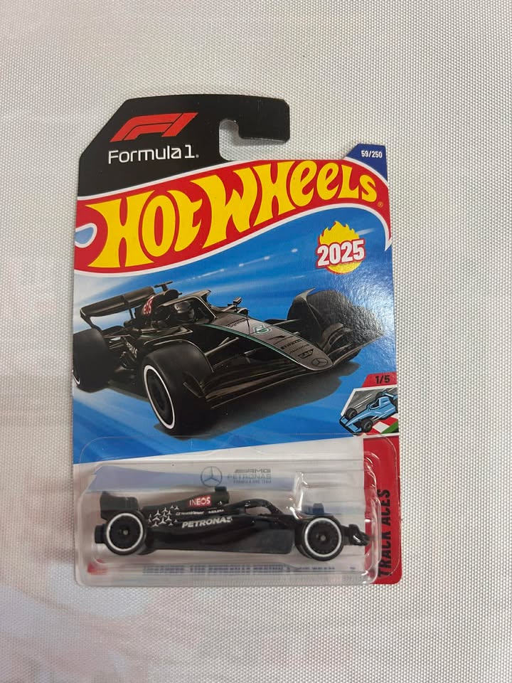 Hot Wheels Basic Formula 1 - Mercedes-AMG Petronas Formula One Team (59/250)