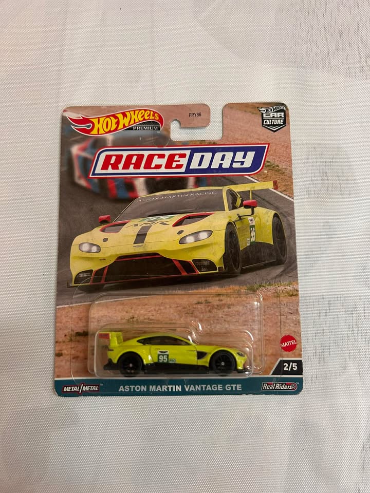 Hot Wheels Premium – Race Day | Aston Martin Vantage (2 of 5)